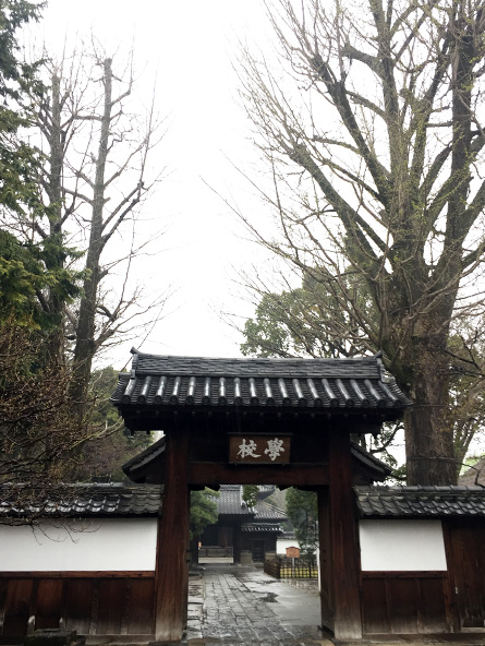 日本で唯一『学校』の額が掛けられた門