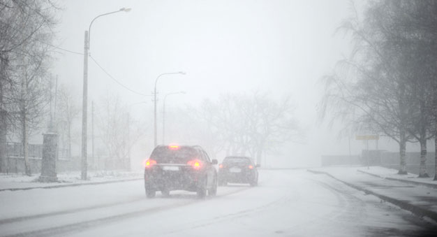 雪の日は、雨天時以上に視界が悪くなります。雪が少しでも降ってきたら、早めの点灯を心がけましょう。
